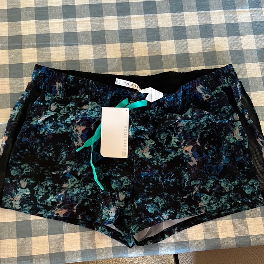 NWT fabletics Pamela short.  Size XXL.